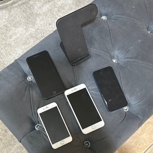 4 iPhone AS IS with 1 charging base - Picture 1 of 2